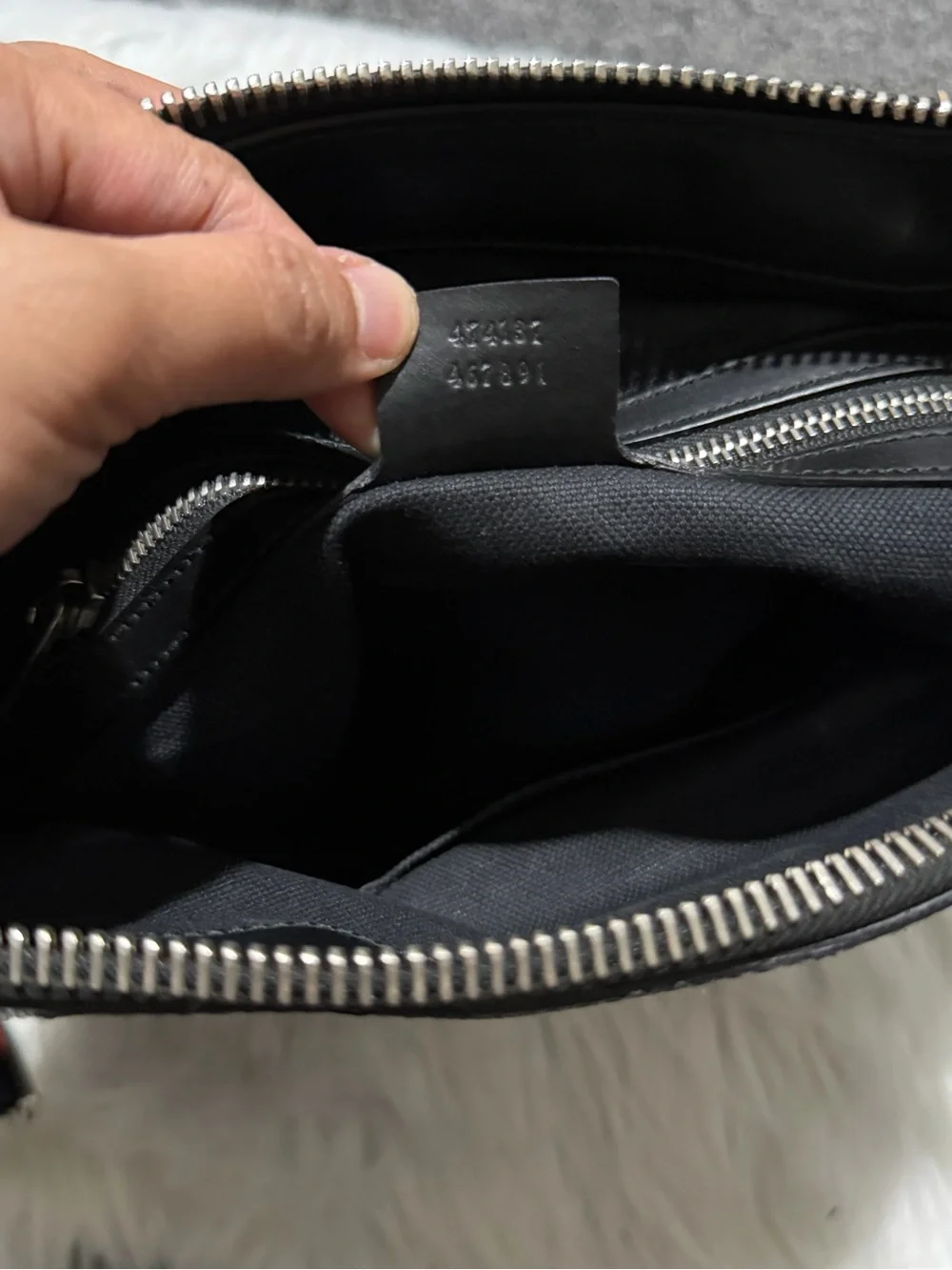 Pre-owned Gucci Black GG Supreme Messenger with Red & Navy Web Strap